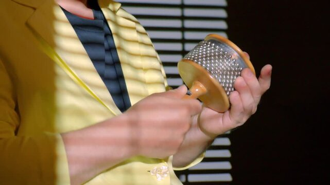Man playing the metal cabasa 
メタルカバサを演奏する男性