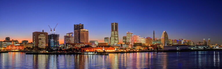 大桟橋からのみなとみらい夕景（パノラマ）