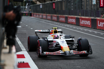 Obraz premium BAKU, AZERBAIJAN - SEPTEMBER 20, 2025: New Zealand driver Liam Lawson maneuvers the Visa Cash App RB VCARB 02 through the streets of Baku during the 2025 Azerbaijan Grand Prix