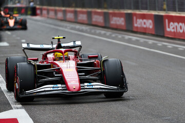Obraz premium BAKU, AZERBAIJAN - SEPTEMBER 20, 2025: RB car (VCARB) through the urban streets of the Baku City Circuit during the Formula 1 Azerbaijan Grand Prix