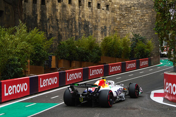 Obraz premium BAKU, AZERBAIJAN - SEPTEMBER 20, 2025: Yuki Tsunoda (JPN) driving for Visa Cash App RB (VCARB) steers his car through the narrowest point of the Baku City Circuit