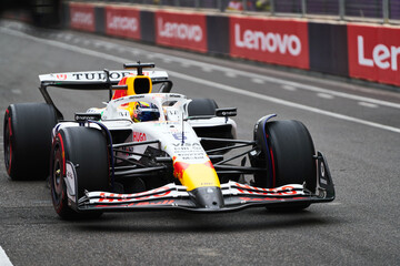 Obraz premium BAKU, AZERBAIJAN - SEPTEMBER 20, 2025: Yuki Tsunoda (JPN) driving for Visa Cash App RB (VCARB) steers his car through the narrowest point of the Baku City Circuit