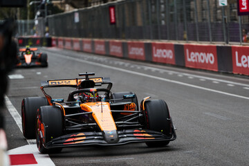 Obraz premium BAKU, AZERBAIJAN - SEPTEMBER 20, 2025: Oscar Piastri representing McLaren Formula 1 driving MCL38 car to the limit on the Baku City Circuit