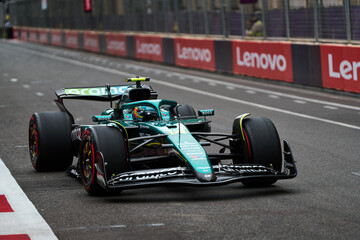 Obraz premium BAKU, AZERBAIJAN - SEPTEMBER 20, 2025: Two-time world champion Fernando Alonso in the Aston Martin Aramco AMR25 during the Azerbaijan Grand Prix weekend
