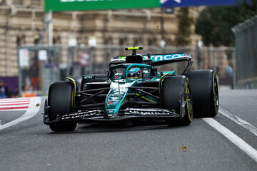 Obraz premium Fernando Alonso driving the Aston Martin AMR25 at the 2025 Azerbaijan Grand Prix