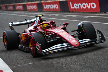 Obraz premium BAKU, AZERBAIJAN - SEPTEMBER 20, 2025: Seven-time World Champion Lewis Hamilton (GBR) drives the Ferrari SF-24 for Scuderia Ferrari HP. Pictured during the Azerbaijan Grand Prix in Baku