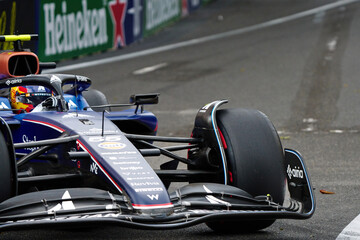 Obraz premium BAKU, AZERBAIJAN - SEPTEMBER 20, 2025: Carlos Sainz (ESP) drives for Williams Racing during his debut season with the team. The FW47 is pictured navigating the Baku City Circuit