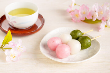 三色団子とお茶と桜