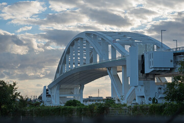 大阪・舞洲側から見る夢舞大橋の巨大なアーチと海に浮かぶポンツーン構造（浮体式旋回可動橋）