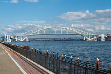 世界初の浮体式旋回可動橋「夢舞大橋」の全景と旋回軸のヒンジ構造（大阪港・インフラ土木）