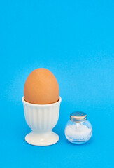 カラフルな背景にエッグスタンドに置いた卵