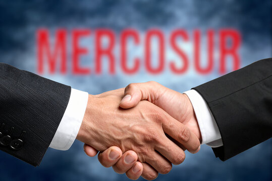 A handshake symbolizes the free trade agreement between the Mercosur countries and the European Union