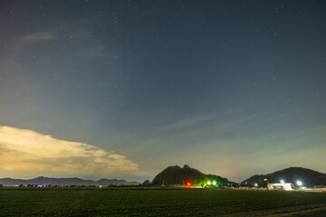 日本の岡山の瀬戸内海に浮かぶ美しい星空