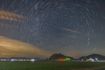 日本の岡山の瀬戸内海に浮かぶ美しい星空