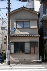 日本のf二階建ての古い家屋、リフォームが必要な木造建築、