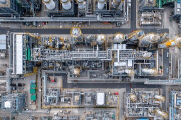 Overhead view of a sprawling industrial refinery, pipelines, and complex structures. Ideal for showcasing industrial growth, energy, infrastructure, and complex systems.