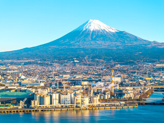 早朝の田子の浦港と富士山（静岡県富士市）