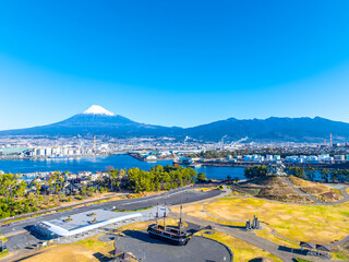 早朝の田子の浦港と富士山（静岡県富士市）