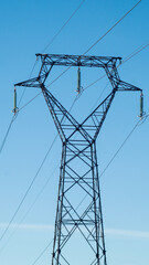 Vue rapproch&eacute;e de pyl&ocirc;nes &eacute;lectriques &agrave; tr&egrave;s haute tension