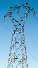 Vue rapproch&eacute;e de pyl&ocirc;nes &eacute;lectriques &agrave; tr&egrave;s haute tension