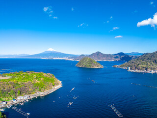 Obraz premium 駿河湾、内浦湾と富士山（静岡県沼津市）