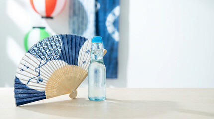 藍染めの団扇とラムネが飾られた夏のディスプレイ