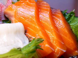 サーモンとイカの刺身