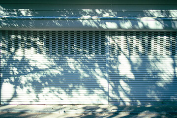 シャッターに映る影