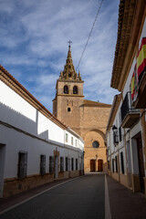 Obraz premium Vertical view of the facade of the Basilica of Our Lady of the Assumption in Villanueva de la Jara, Cuenca, Spain, at the end of a typical village street
