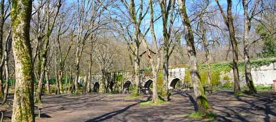 Obraz premium A view of the Ayvat Aqueduct, one of the Ottoman-era aqueducts located in Istanbul, Turkey.