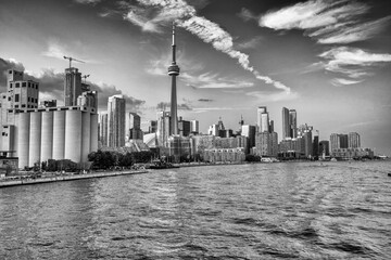 Obraz premium Golden Hour in the City. Stunning Sunset Views of Toronto's Iconic Skyline