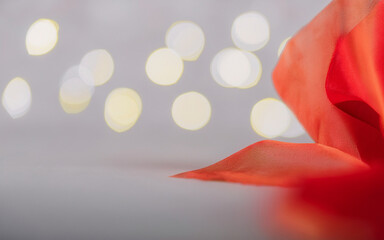 Composici&oacute;n minimalista con color fuerte sobre fondo neutro, espacio para texto.