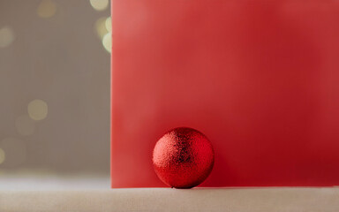 Composici&oacute;n minimalista con color fuerte sobre fondo neutro, espacio para texto.