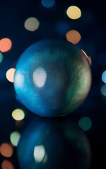 Composici&oacute;n minimalista con color fuerte sobre fondo neutro, espacio para texto.