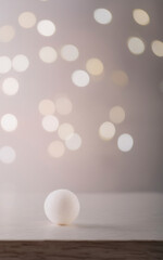 Composici&oacute;n minimalista con color fuerte sobre fondo neutro, espacio para texto.