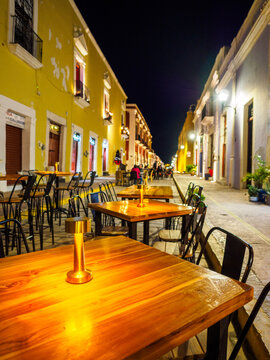Des tables align&eacute;es dans la rue 59 de Campeche