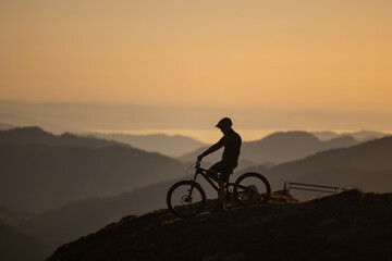 MTB-Fahrer in den Alpen