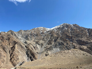 Obraz premium Mountain range with snow and clear blue sky near Leh in Ladakh during daytime