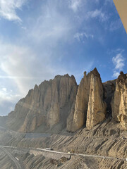 Obraz premium Majestic mountain landscape under the blue sky with rocky formations in a remote area