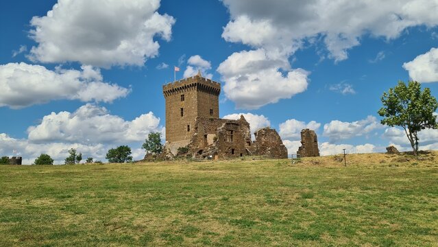 Le donjon de la forteresse de Polignac sous un beau ciel bleu (Auvergne)
