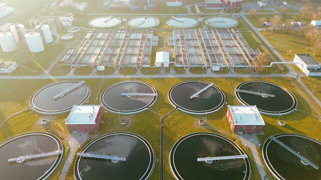 Water recycling facility with filtration pools