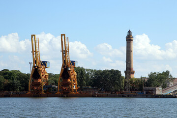 leuchtturm und hafenkr&auml;ne in swinem&uuml;nde