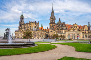 Fototapeta premium Dresden Sachsen Frauenkirche Schloss Elbe Deutschland Brücke Kathetrale Sommer Blumen Blauer Himmel Germany Heinz Steyer Stadion Fürstenzug Yenidze