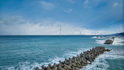 冬の富山湾沿岸の洋上風力発電風車の周辺の風景