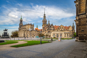 Fototapeta premium Dresden Sachsen Frauenkirche Schloss Elbe Deutschland Brücke Kathetrale Sommer Blumen Blauer Himmel Germany Heinz Steyer Stadion Fürstenzug Yenidze