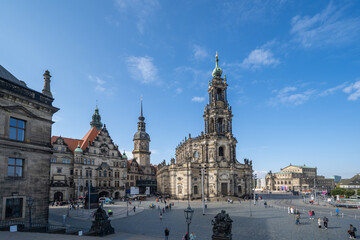 Fototapeta premium Dresden Sachsen Frauenkirche Schloss Elbe Deutschland Brücke Kathetrale Sommer Blumen Blauer Himmel Germany Heinz Steyer Stadion Fürstenzug Yenidze