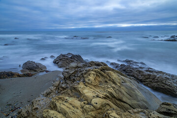 Obraz premium The dramatic hills, mountains and deep Pacific shoreline of the Central California Coast.