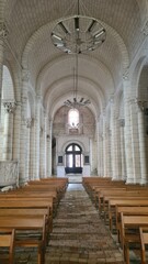 Obraz premium La belle nef romane d'une église saintongeaise (Poitou-Charentes)