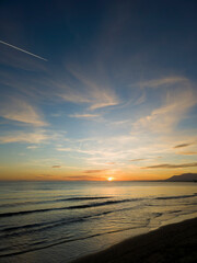 Hermoso atardecer en la playa de Marbella, Andaluc&iacute;a