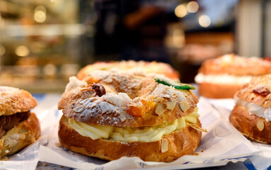 rosc&oacute;n de reyes reci&eacute;n horneado y relleno de nata